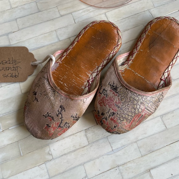 Vintage Chinese baby slippers 1970s pink Chinese slipper silk brocade & leather - Picture 1 of 10
